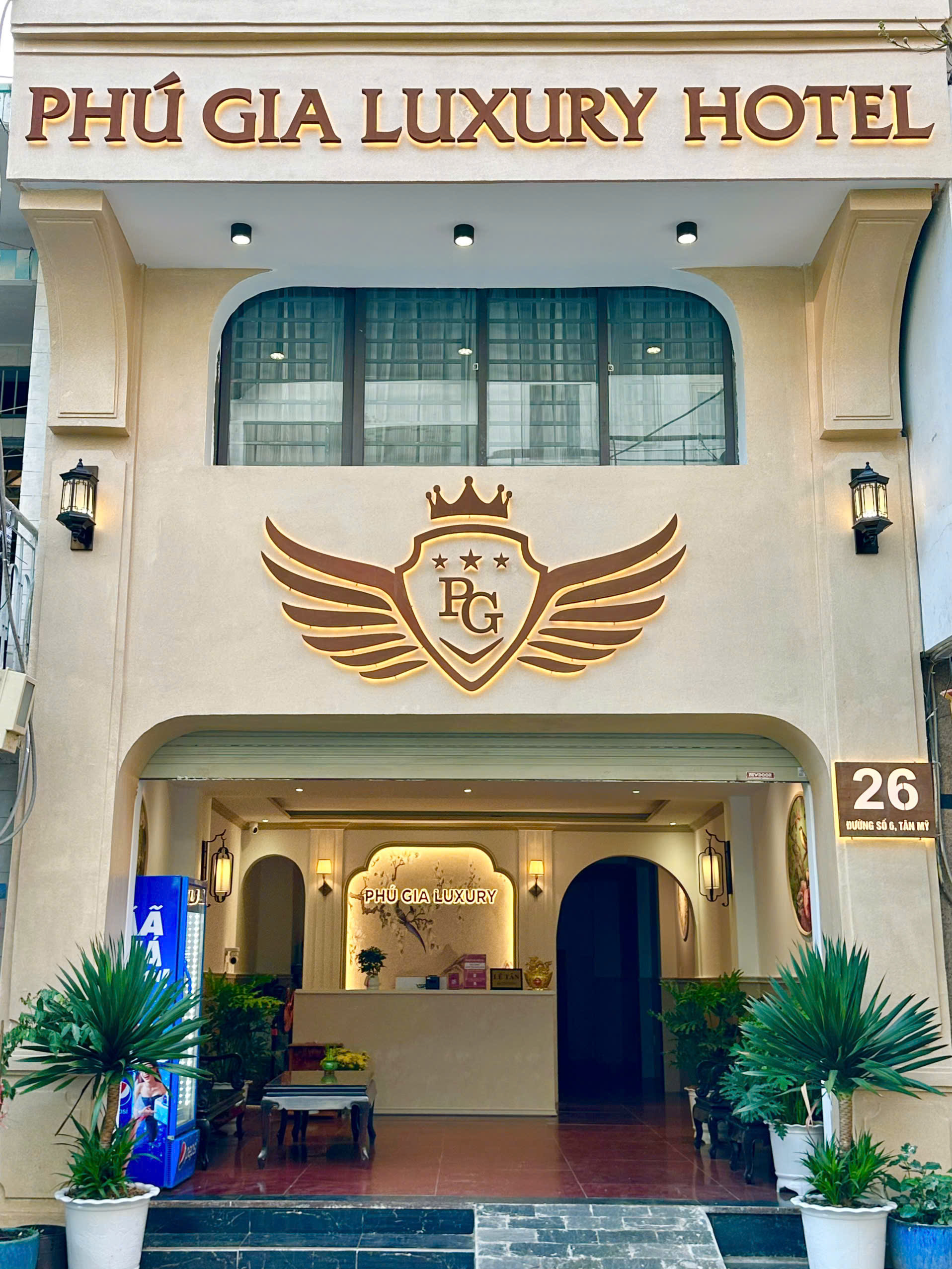 Phú Gia Hotel 11